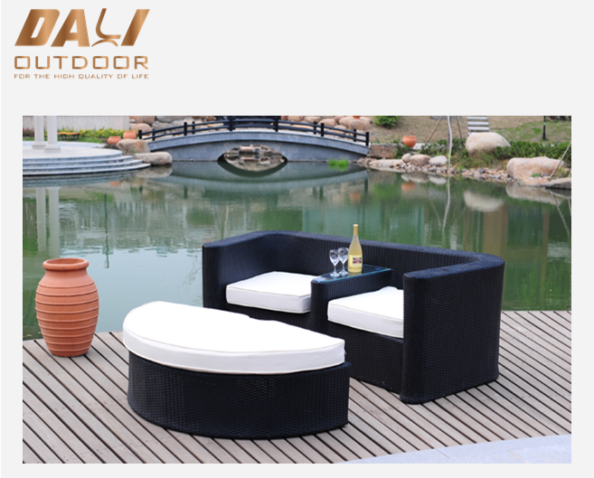ชุดเก้าอี้หวาย PE กลางแจ้ง Love Seat Lounge พร้อมสตูลวางเท้า